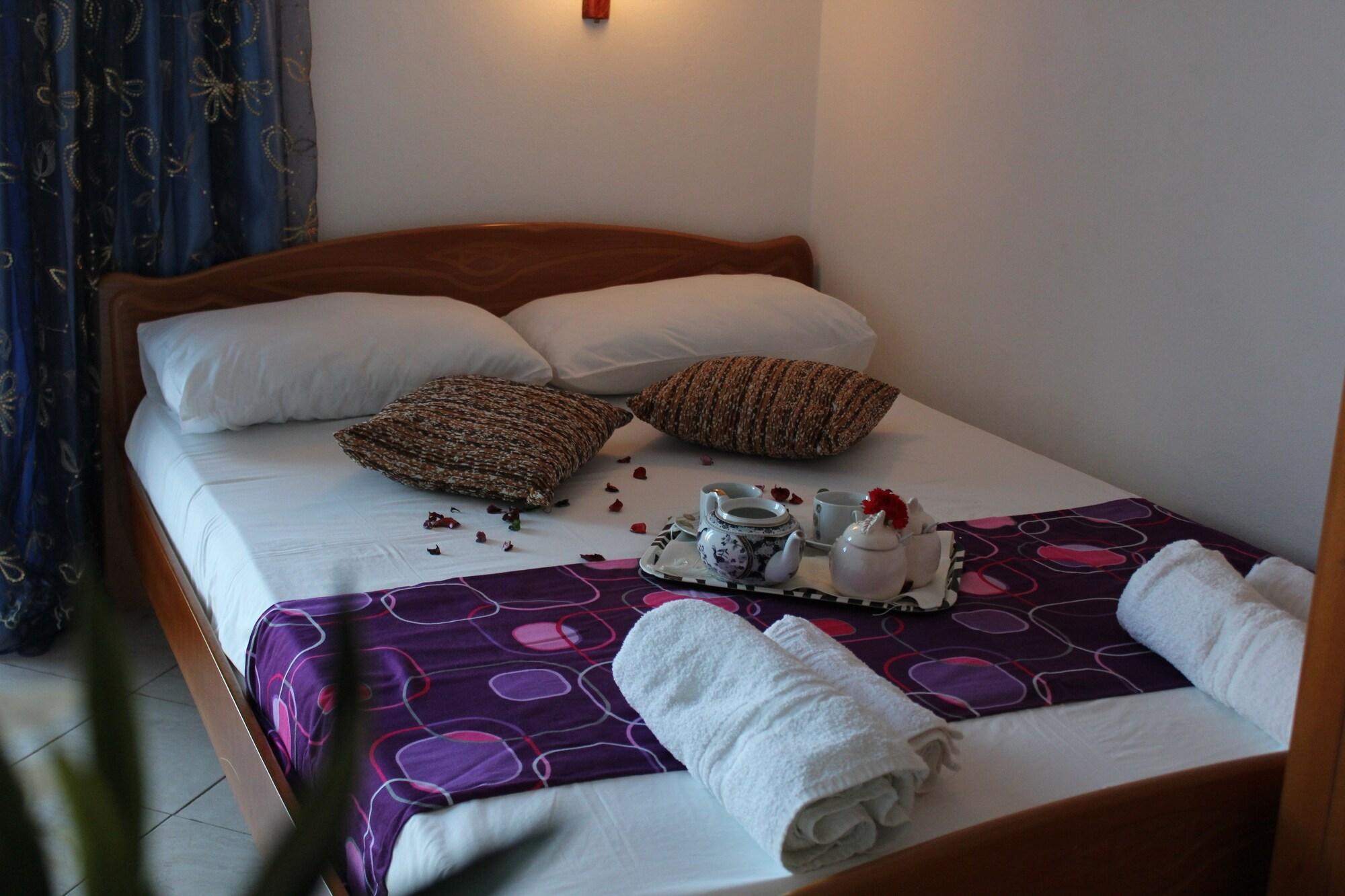 Hotel Holiday Sarandë エクステリア 写真