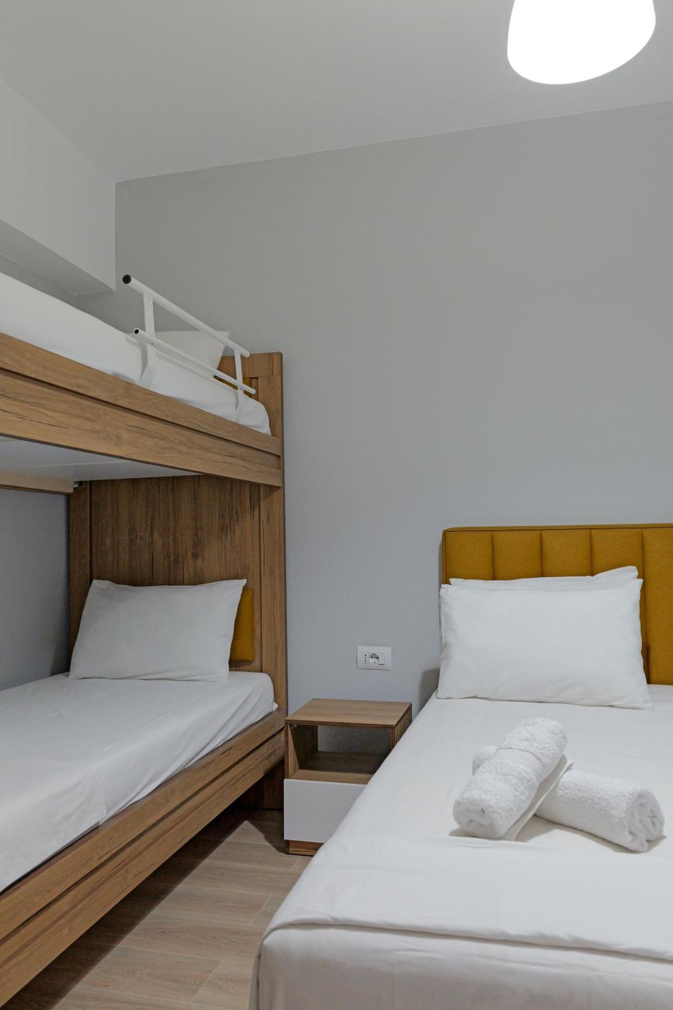 Hotel Holiday Sarandë エクステリア 写真