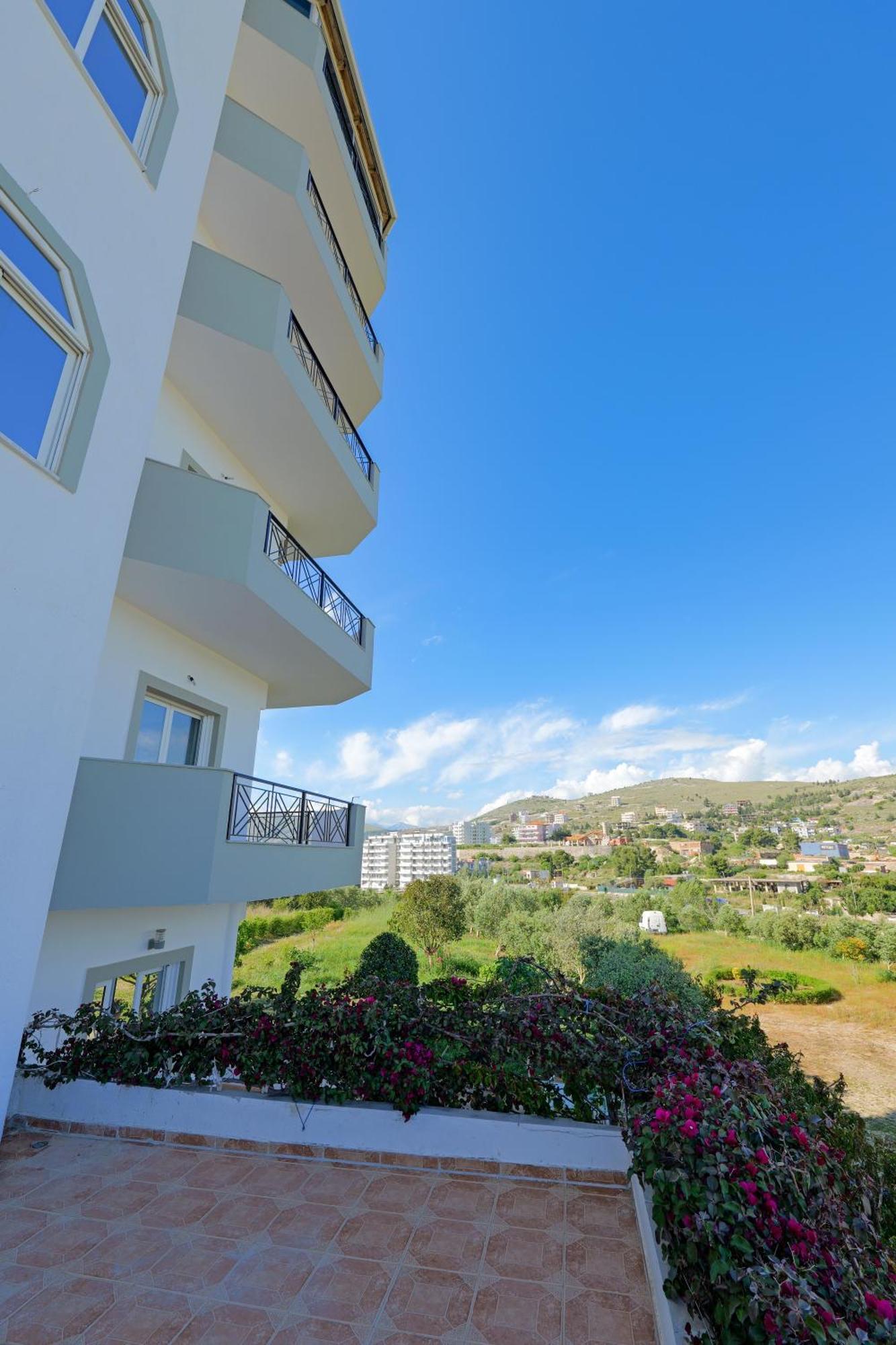 Hotel Holiday Sarandë エクステリア 写真