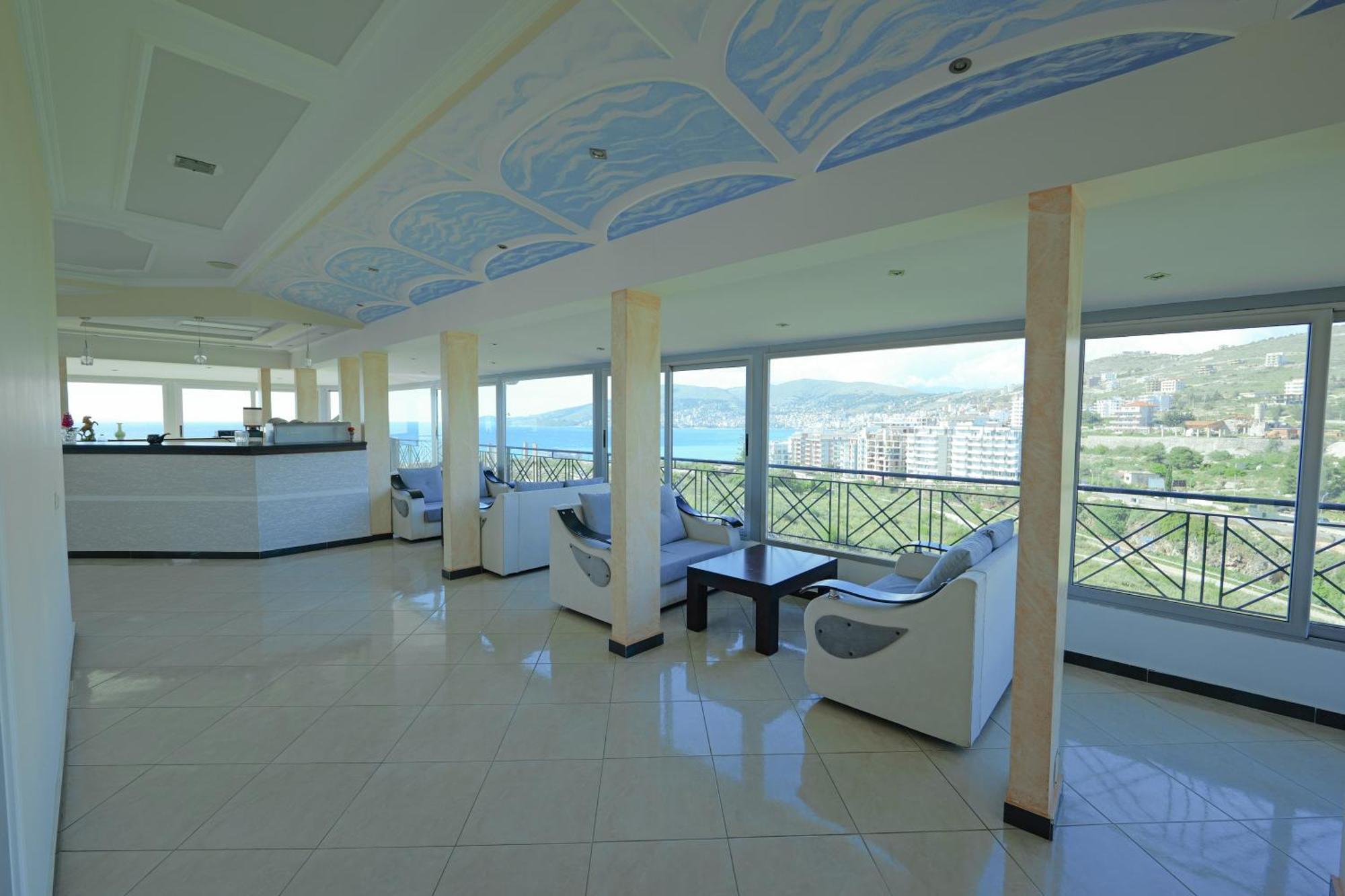 Hotel Holiday Sarandë エクステリア 写真