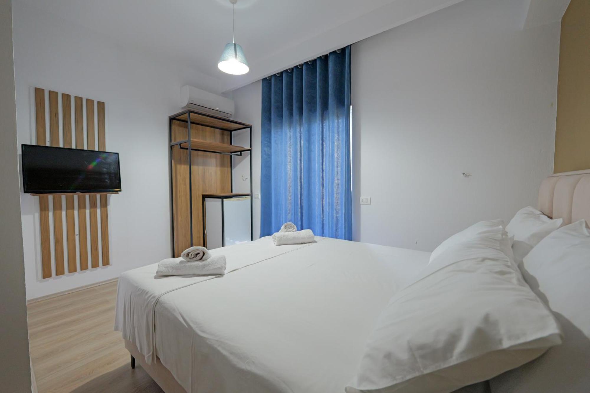 Hotel Holiday Sarandë エクステリア 写真