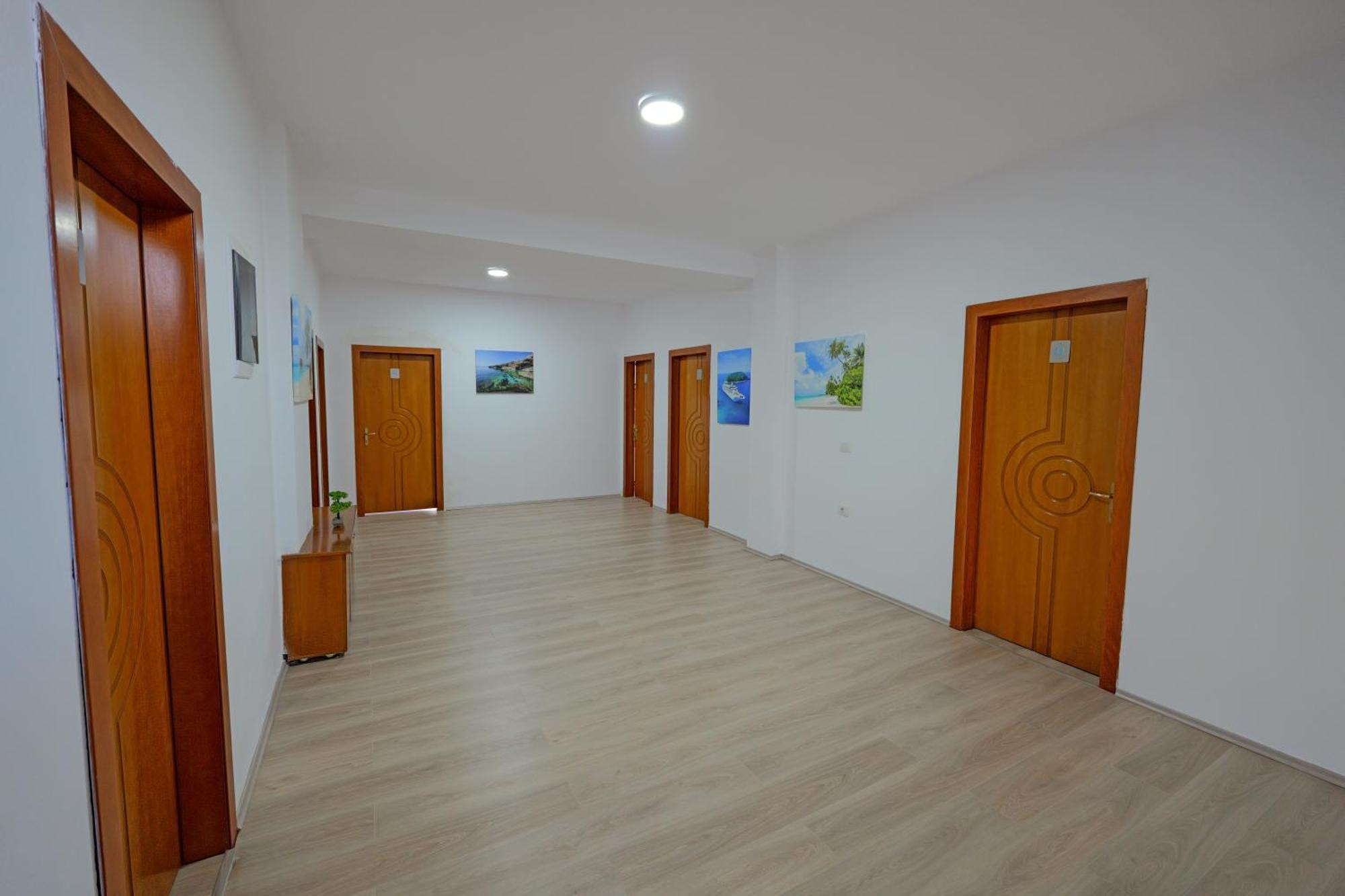 Hotel Holiday Sarandë エクステリア 写真