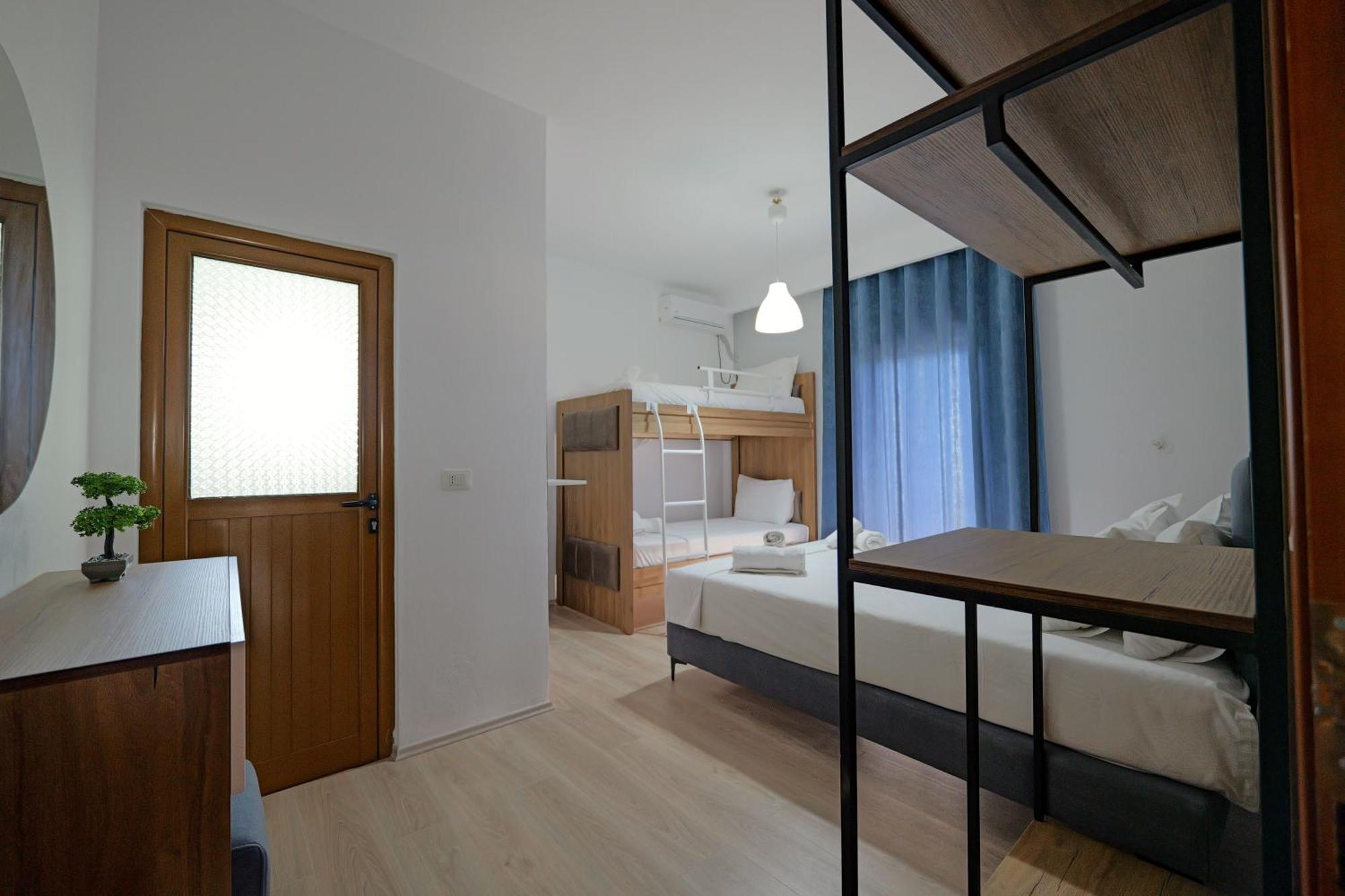 Hotel Holiday Sarandë エクステリア 写真