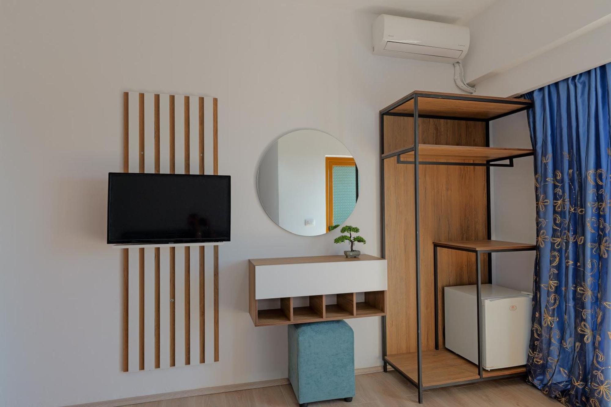 Hotel Holiday Sarandë エクステリア 写真