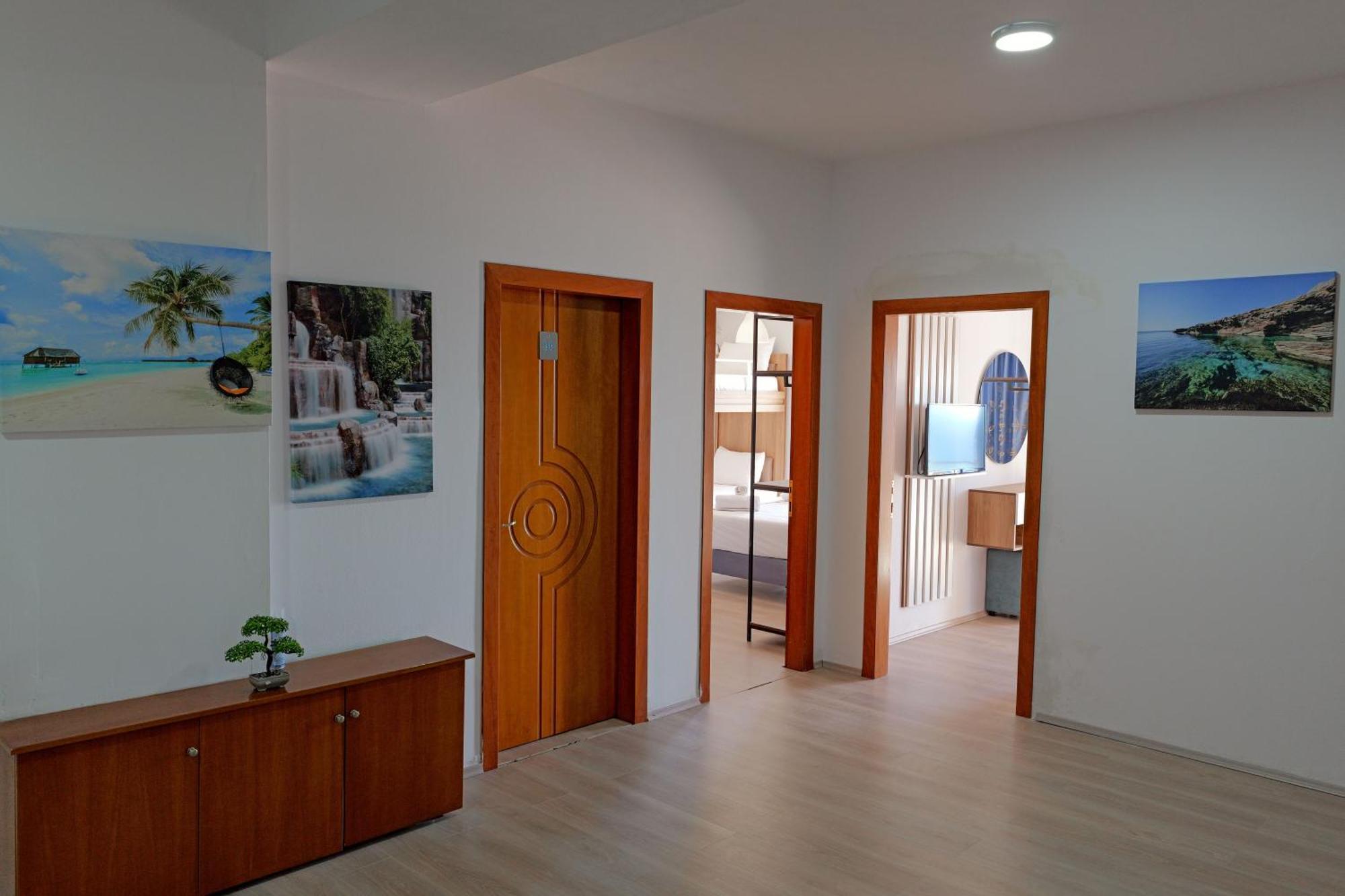 Hotel Holiday Sarandë エクステリア 写真