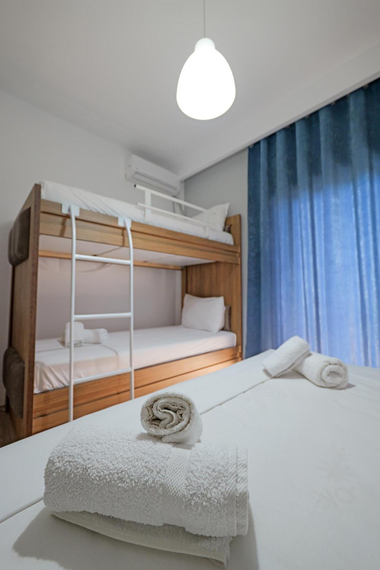 Hotel Holiday Sarandë エクステリア 写真