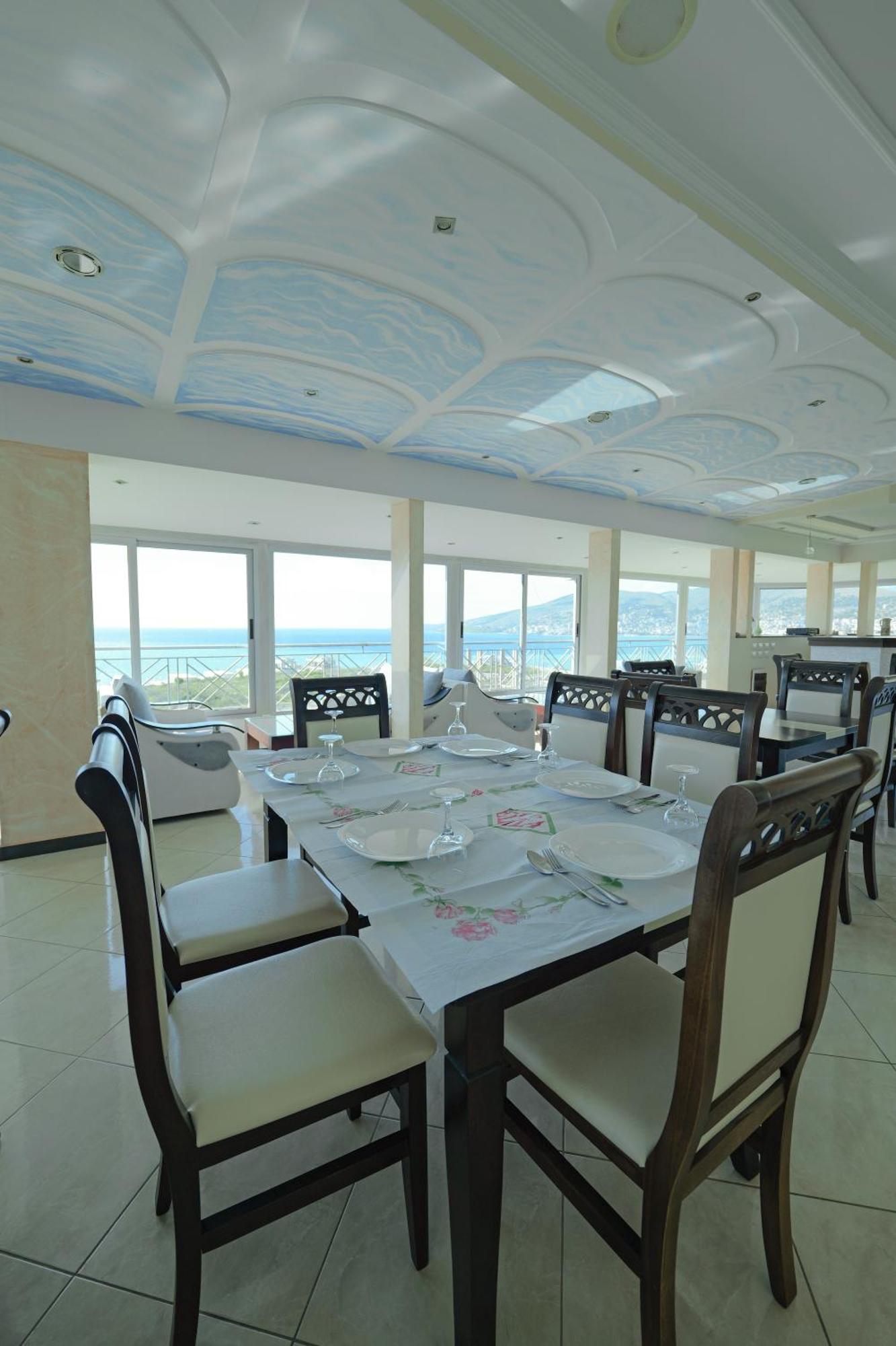 Hotel Holiday Sarandë エクステリア 写真