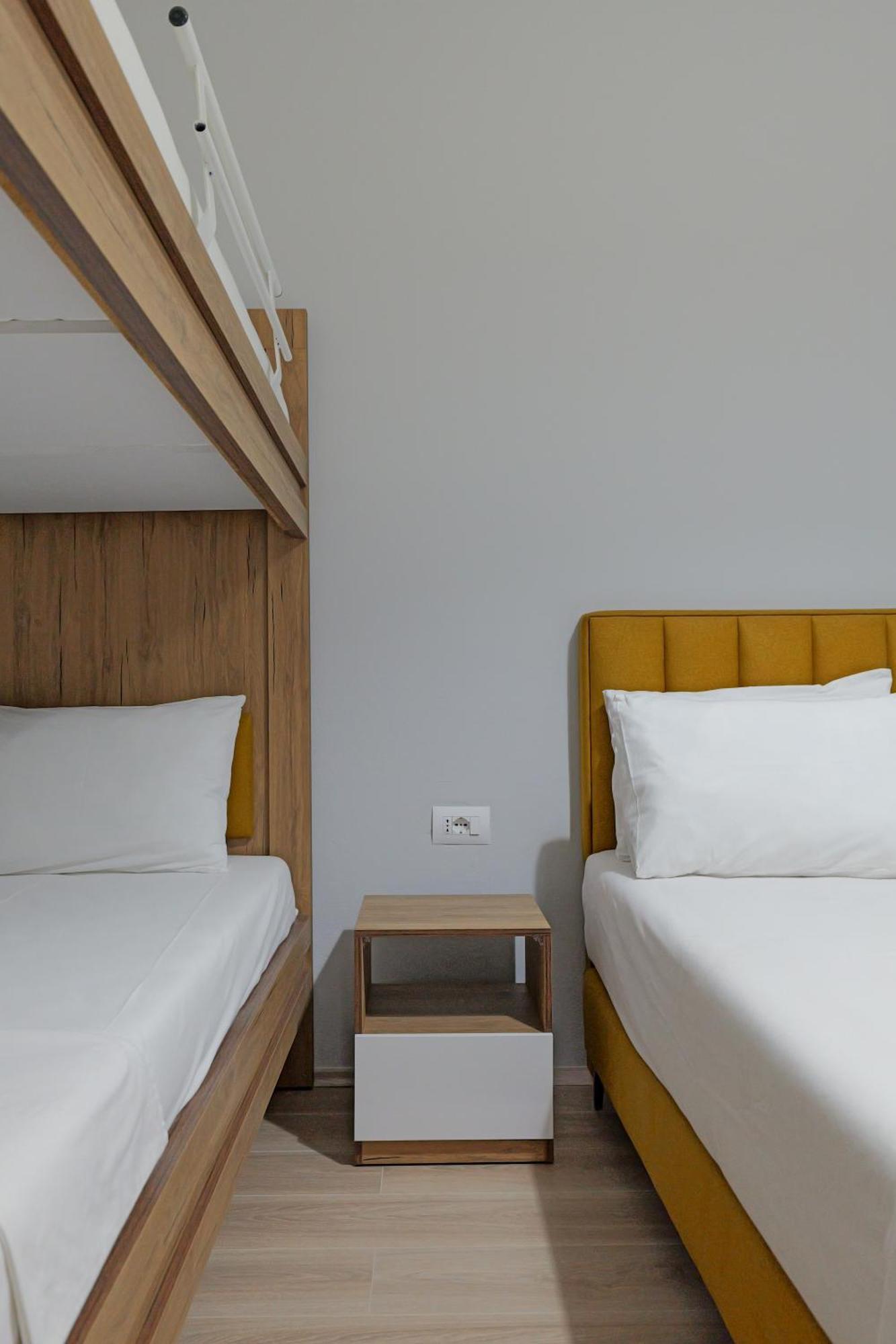 Hotel Holiday Sarandë エクステリア 写真