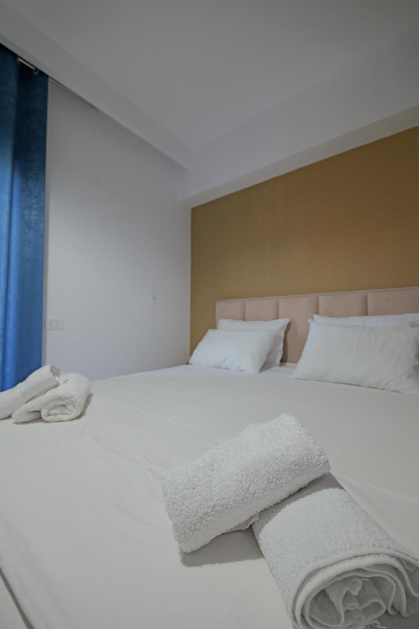 Hotel Holiday Sarandë エクステリア 写真