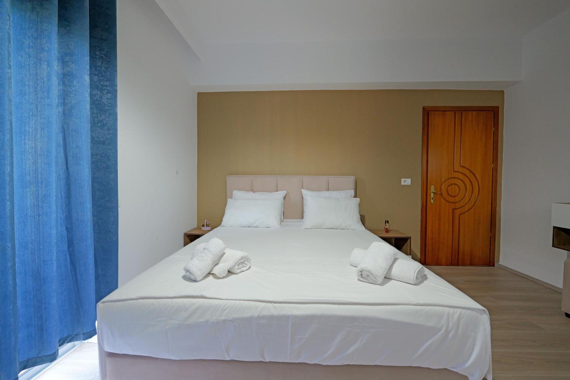 Hotel Holiday Sarandë エクステリア 写真