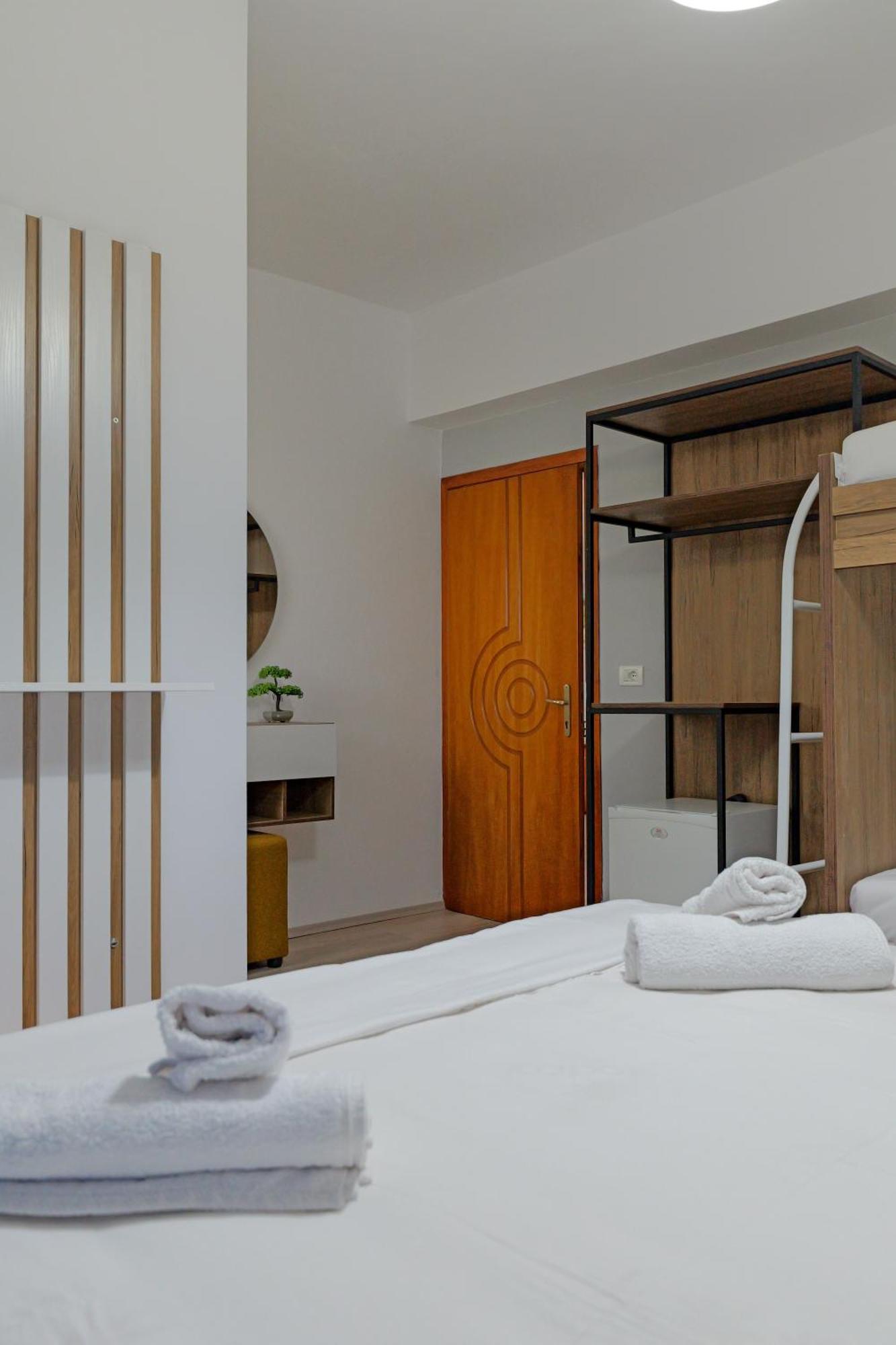 Hotel Holiday Sarandë エクステリア 写真