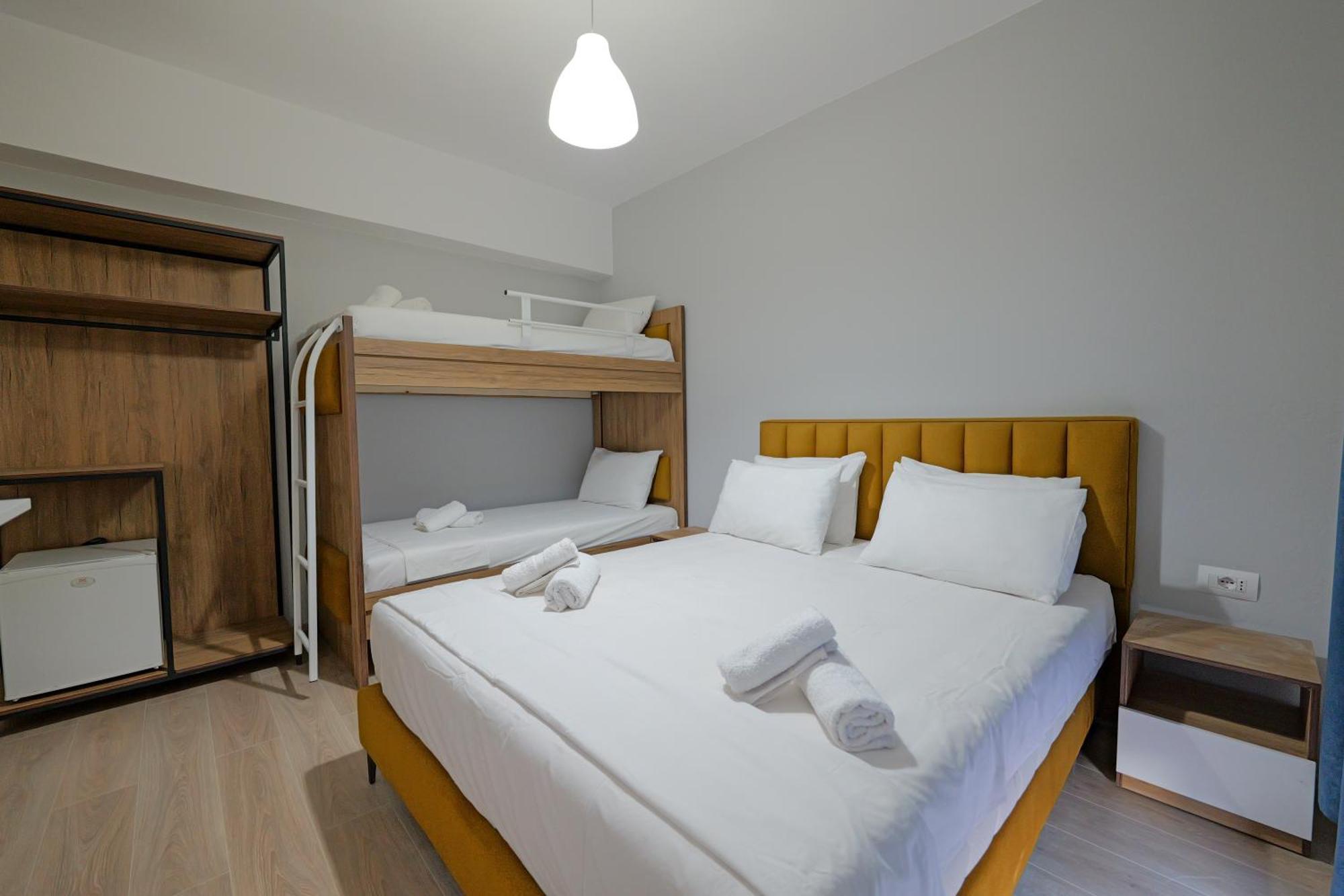 Hotel Holiday Sarandë エクステリア 写真