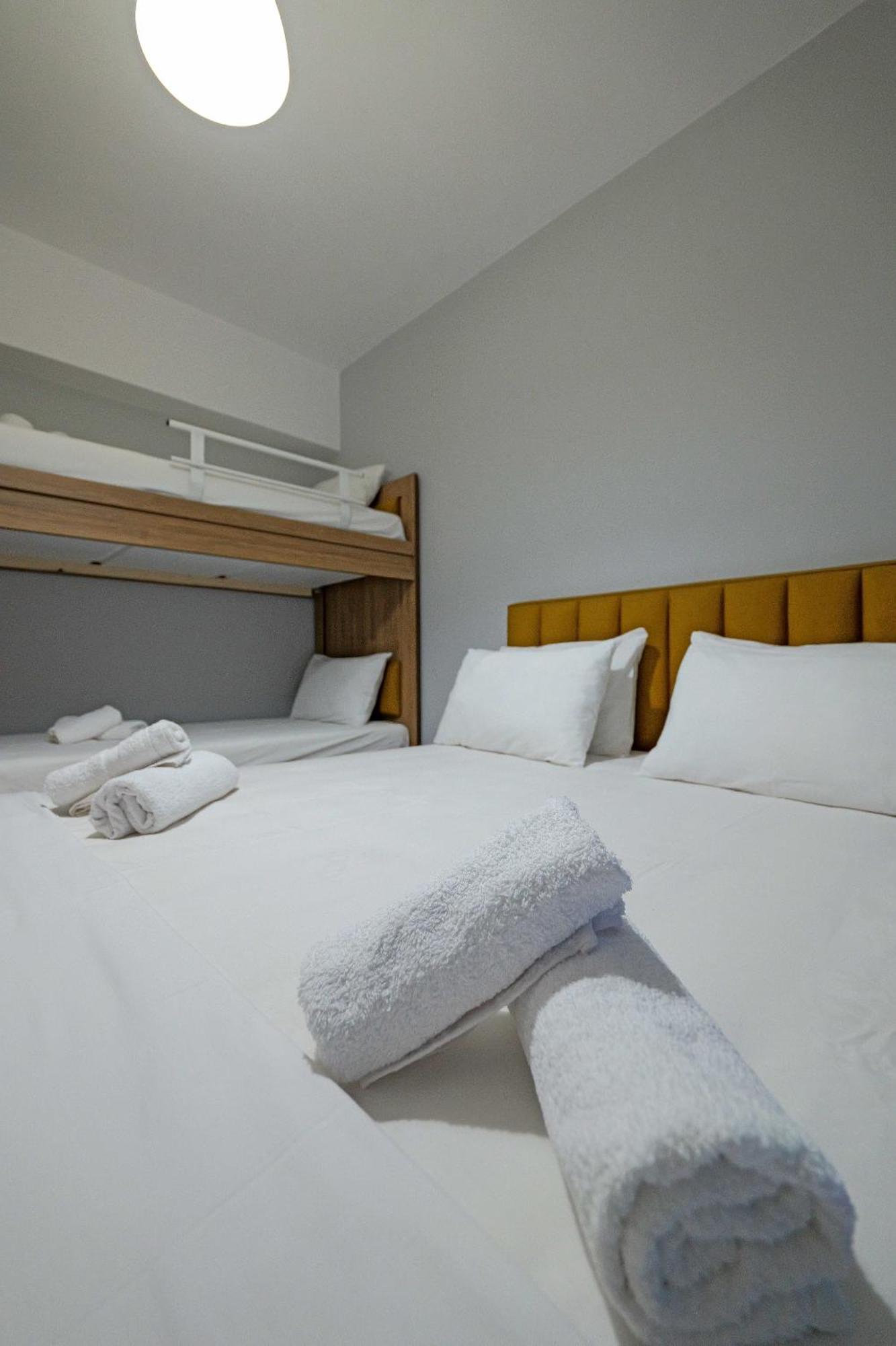 Hotel Holiday Sarandë エクステリア 写真