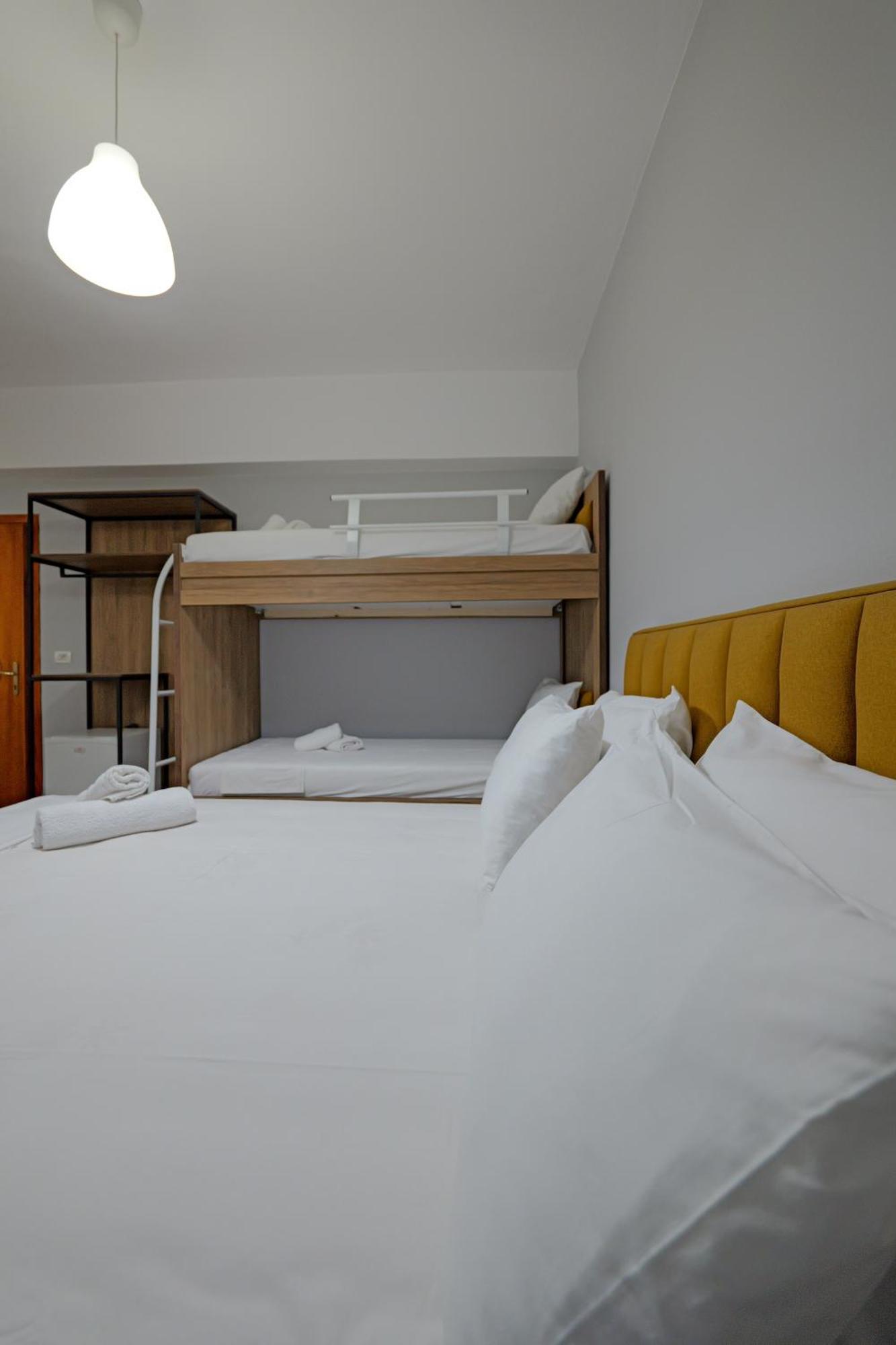 Hotel Holiday Sarandë エクステリア 写真