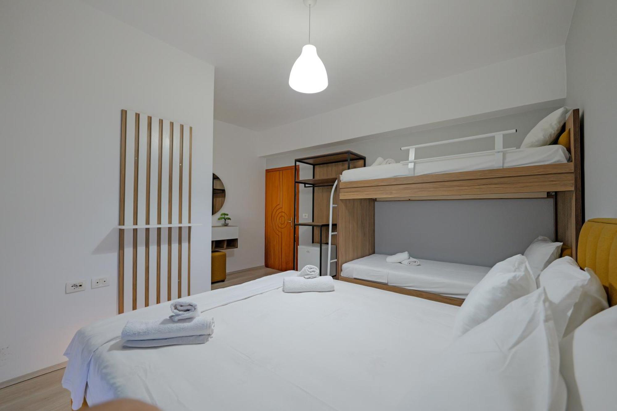 Hotel Holiday Sarandë エクステリア 写真
