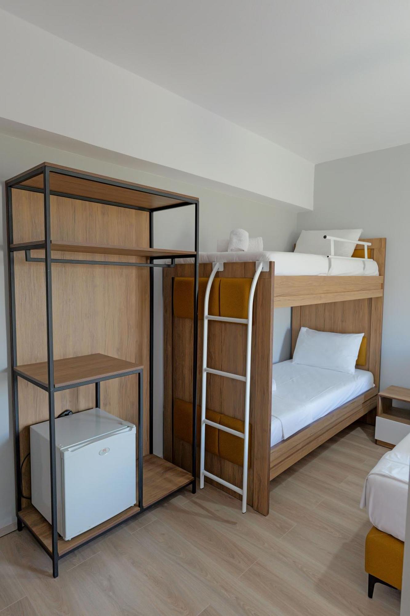 Hotel Holiday Sarandë エクステリア 写真